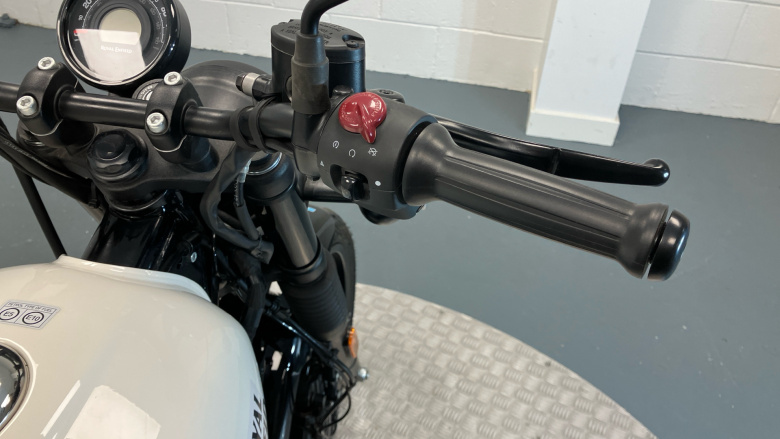 Royal Enfield Hntr 350 Rebel Red (23MY)